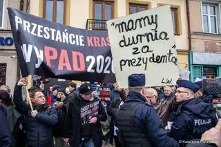 Manifestacja w Łowiczu w czasie spotkania z prezydentem Andrzejem Dudą