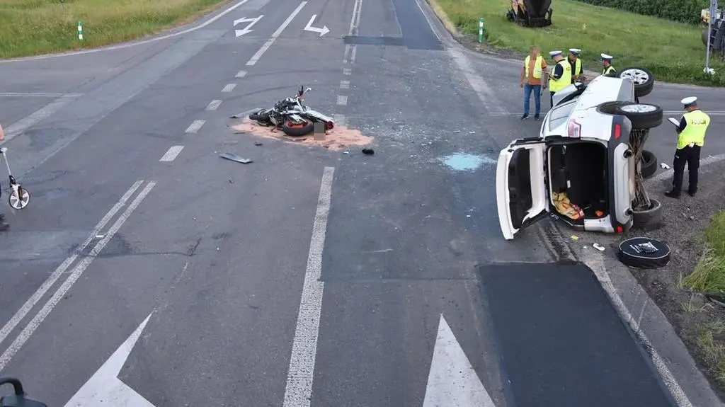 Auto przewróciło się na bok