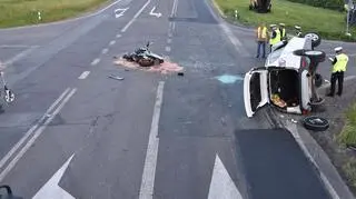 Auto przewróciło się na bok