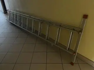 Mężczyzna najpierw ukradł drabinę, a później wykorzystał ją do kradzieży stalowych elementów z lokomotywy 