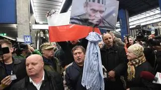 Tusk dojechał do Warszawy. Tłumy na dworcu