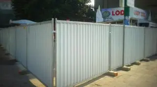 Za ogrodzeniem trwa rozbiórka budek