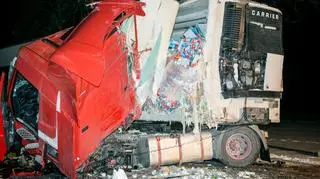 Na tył jadącej wolno cysterny najechała ciężarowa scania
