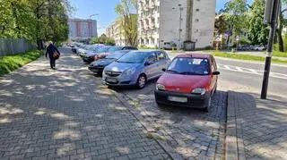 Miejsca parkingowe wzdłuż ulicy Międzynarodowej