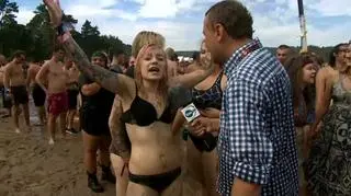 "Nie będę miał wyjścia, to się wydarzy". Woodstockowiczki w błocie rozbierają reportera