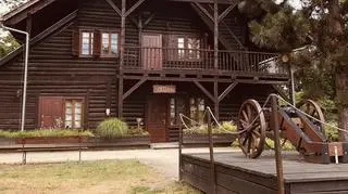 Szwajcarski domek i replika armaty