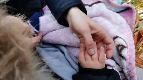 Lodowate nogi dziecka na granicy. "Kompulsywne mycie rąk ciepłą wodą nie pomagało"