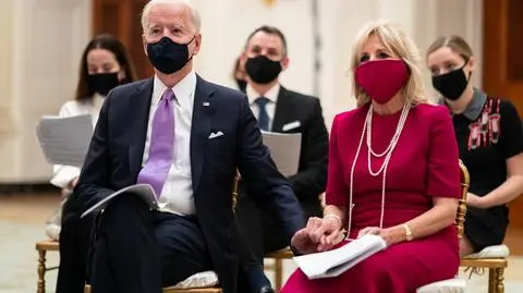 Bidenowie przyjmą trzecią dawkę, kiedy "będzie powszechnie dostępna"