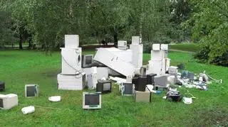 "Wyrzucili masę śmieci i odjechali"