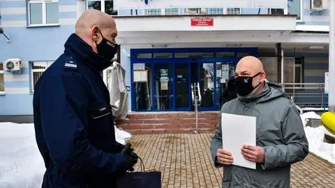 Uratował 82-letnią sąsiadkę przed oszustem. "Trzymała już w ręku plik banknotów"