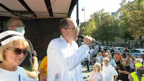 Artur Drobniak, prezes Naczelnej Izby Lekarskiej przemawiał podczas protestu medyków w Warszawie