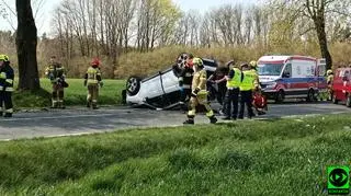 Kierowca stracił panowanie na prostym odcinku drogi i dachował