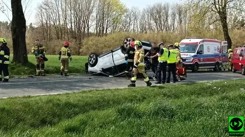 Stracił panowanie nad pojazdem i dachował na prostej drodze. W samochodzie były cztery osoby