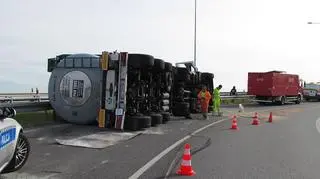 Cysterna przewróciła się na łuku drogi