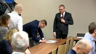 Sędzia Paweł Juszczyszyn podpisuje projekt uchwały podczas zebrania sędziów w Olsztynie
