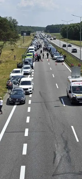 Auta stanęły w długim korku