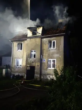 Paliło się mieszkanie na poddaszu i dach budynku