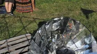 Nawet wodę gotuje się na kuchnii solarnej 