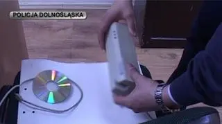Sprzęt do fałszowania kart płatniczych zabezpieczony przez policjantów