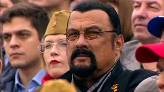 Steven Seagal obserwował defiladę w Moskwie