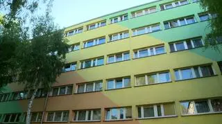 Dwulatek wypadł przez okno z czwartego piętra. Matka była pijana