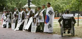 Weterani południowokoreańskiej armii domagają się odszkodowań za obrażenia, które ponieśli po kontakcie z pestycydem. Demonstracja w Waszyngtonie w sierpniu 2006 roku