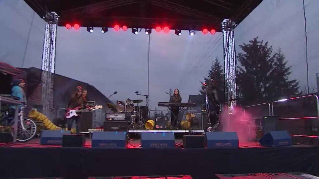 Boys in black to zespół który Titus założył z uczniami szkoły podstawowej