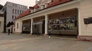 Wystawę można oglądać na ogrodzeniu Galerii im. Sleńdzińskich w Białymstoku. Do niedawna w budynku przy Rynku Kościuszki 4 miało siedzibę Archiwum Państwowe