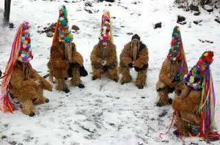 Przebierańcy noszą wysokie, około 80-centymetrowe, czapy (zdjęcie z 2005 roku) 