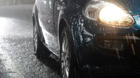 Jechał i mrugał światłami. Policjantom tłumaczył, że pozdrawia znajomych