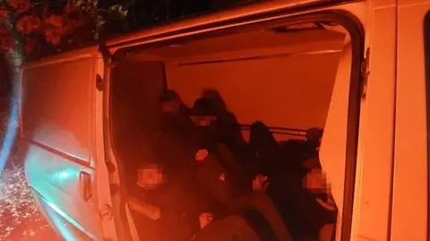 Firma dostała zlecenie odholowania busa. W środku było siedmiu migrantów