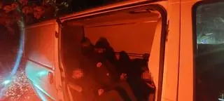 Gdy pracownicy firmy holowniczej otworzyli drzwi busa, okazało się, że w środku przebywa siedmiu mężczyzn