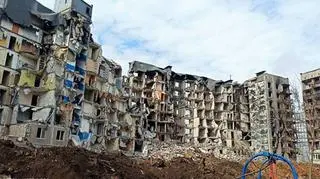 Zniszczone budynki w okupowanym Mariupolu 