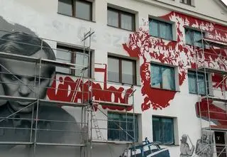 Na wizualizacji muralu z ks. Popiełuszką zobaczyli twarze polityków. Po zmianach trudno już kogokolwiek rozpoznać 