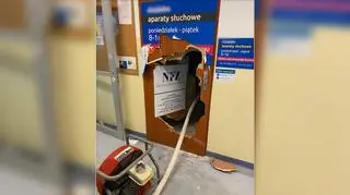 Ugasił pożar przez dziurę w drzwiach 