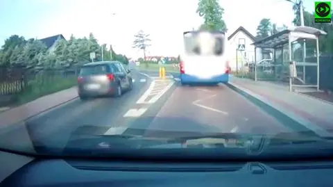 Na zakazie, przy przejściu dla pieszych i pod prąd. Tak wyprzedzał samochody i autobus