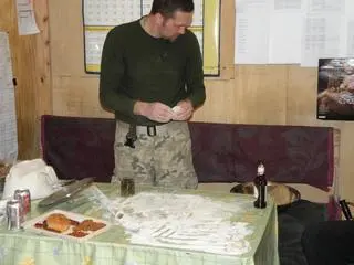 Andrzej lepi pierogi w bazie wojskowej