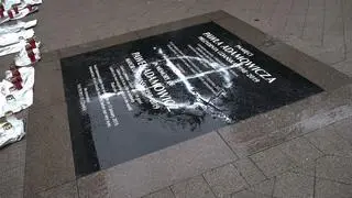 Zniszczona tablica pamiątkowa poświęcona pamięci Pawła Adamowicza