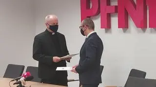 Władze uczelni podpisują umowę z PFN