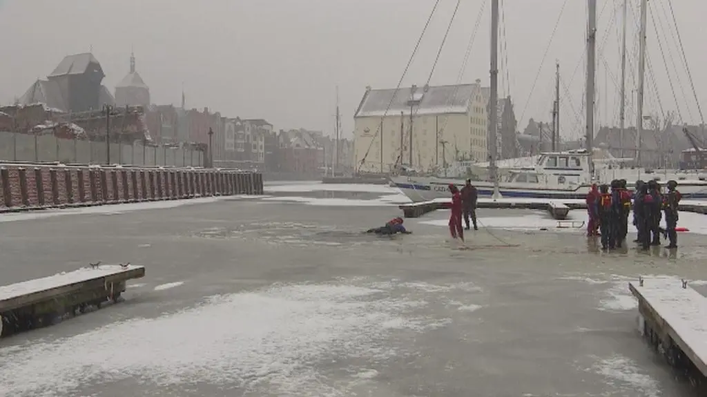 Ratownicy ćwiczą na lodzie