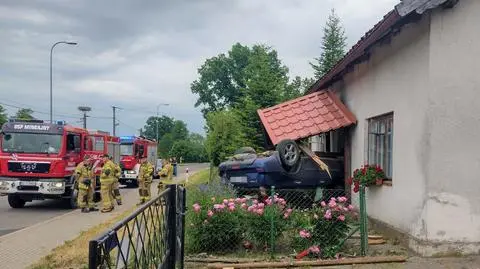 Samochód, który prowadził 19-latek, uderzył w dom