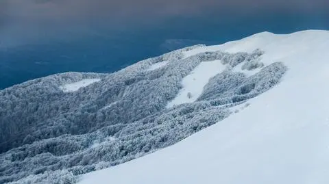 zima bieszczady tarnica shutterstock_2043283385