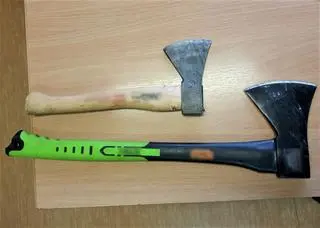 Zniszczył przystanki kradzionymi siekierami