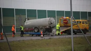 Na A1 przewróciła się przyczepa z wozem asenizacyjnym