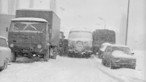 "Jechało się jak w jakimś kanionie", setki autobusów utknęły w zaspach. 45 lat od ataku zimy stulecia