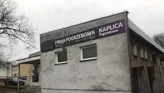 Banery umieszczono na ścianie od strony ulicy 