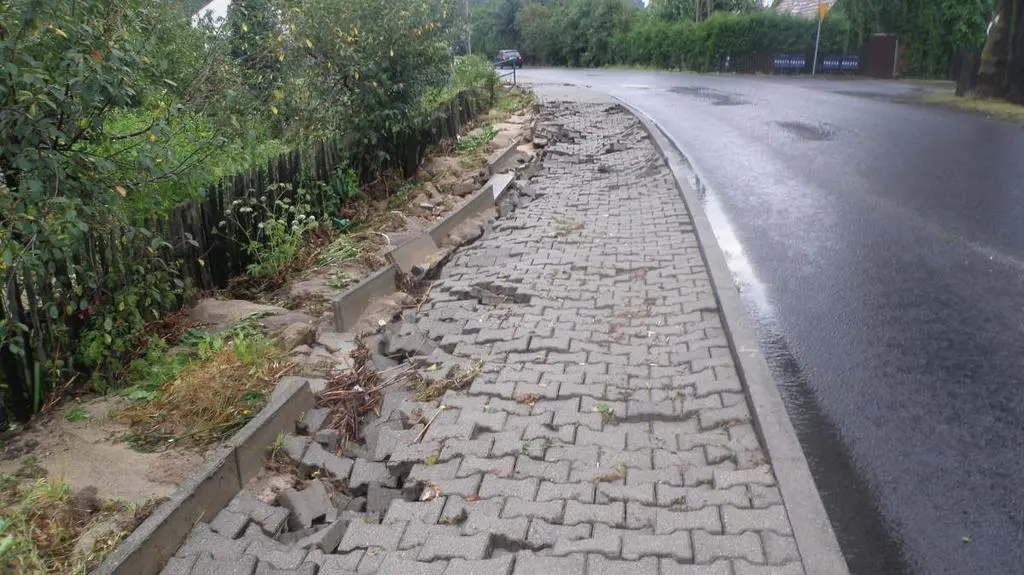 Chodnik podmyty w trakcie nawałnicy