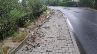 Chodnik podmyty w trakcie nawałnicy