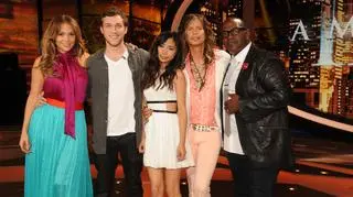 Jessica Sanchez z jurorami programu "American Idol" oraz jednym z finalistów