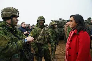 Kanadyjska minister obrony Anita Anand podczas wizyty na Łotwie